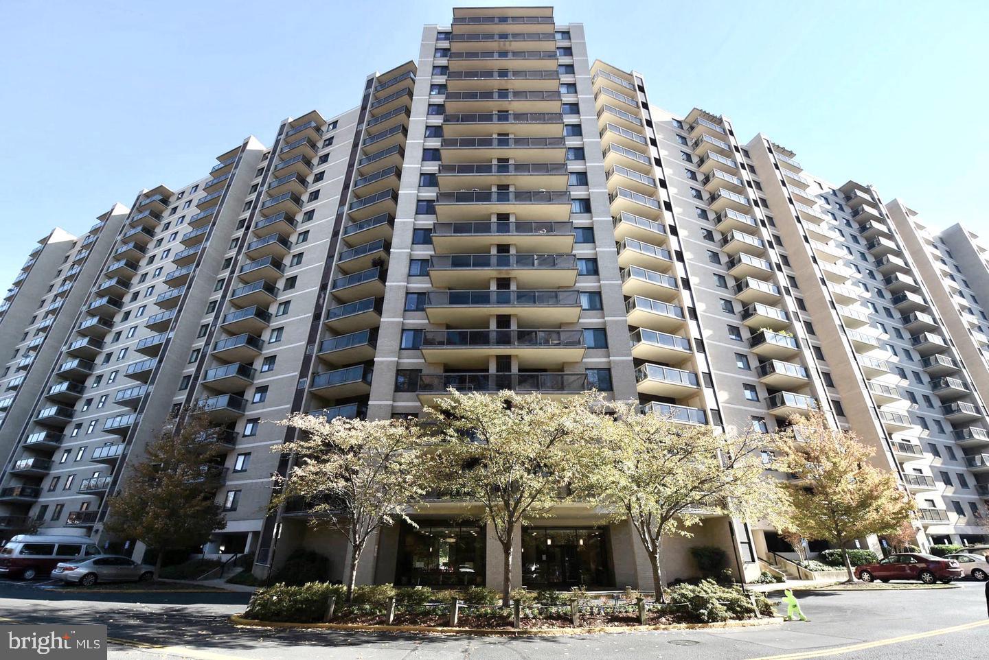 307 Yoakum Pkwy #703 — photo