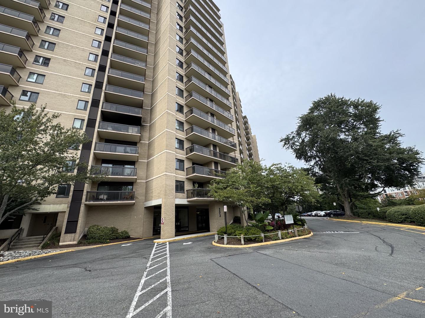 203 Yoakum Pkwy #1606 — photo