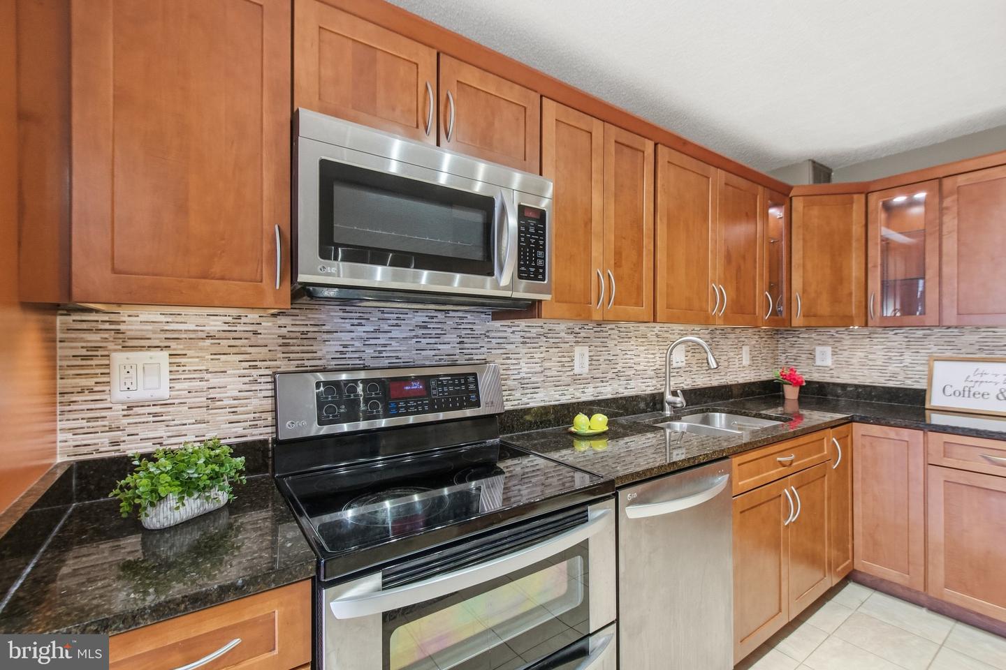 203 Yoakum Pkwy #410 — photo
