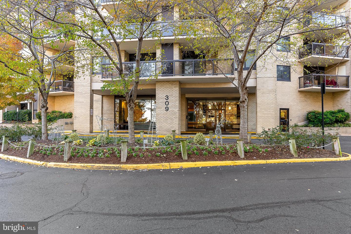 309 Yoakum Pkwy #1103 — photo