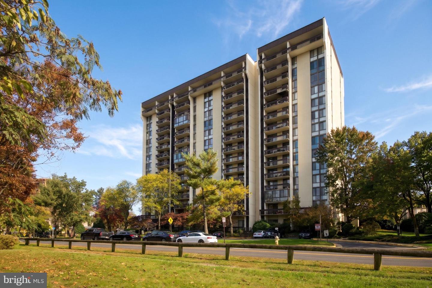 5300 Holmes Run Pkwy #215 — photo