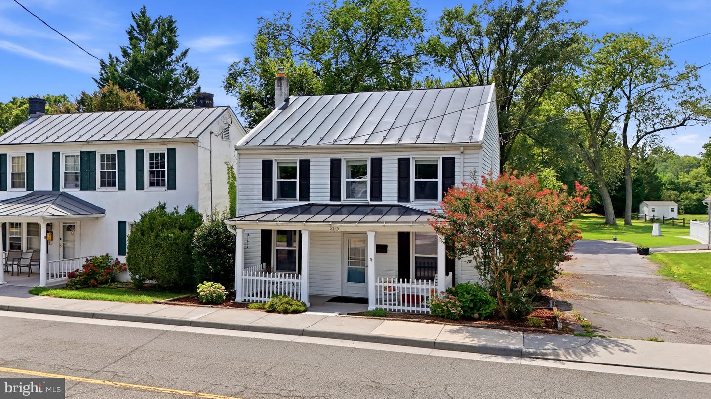203 W Main St — photo