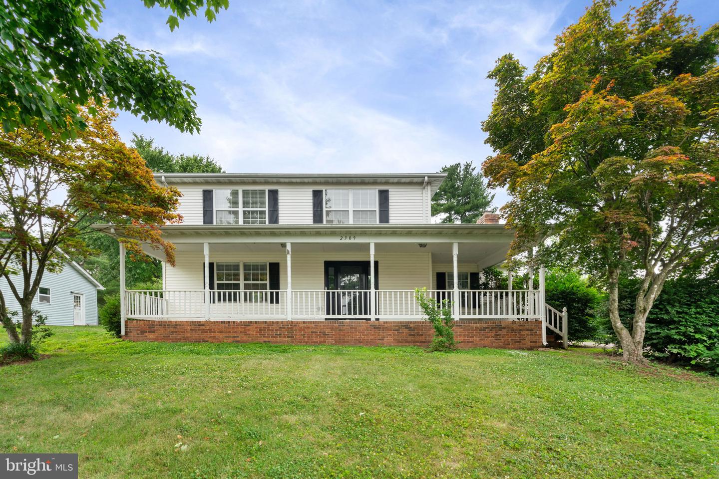 2309 Maplewood Dr — photo