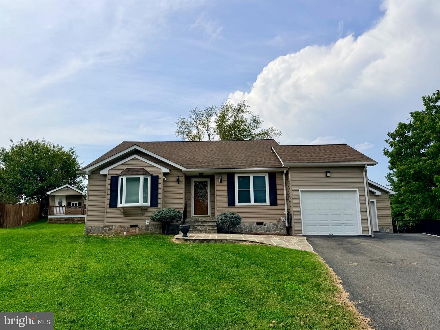 504 Hitt Ct — photo
