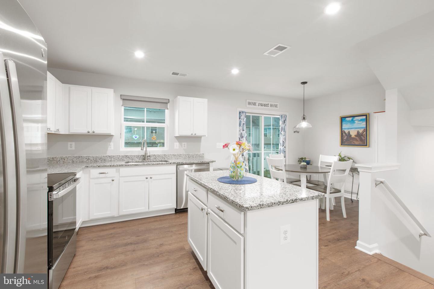 2590 Laurel Park Dr — photo