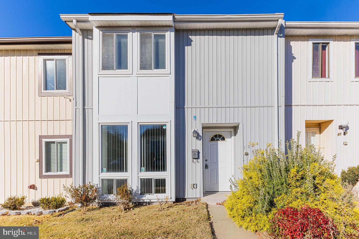 1024 Queens Ct — photo