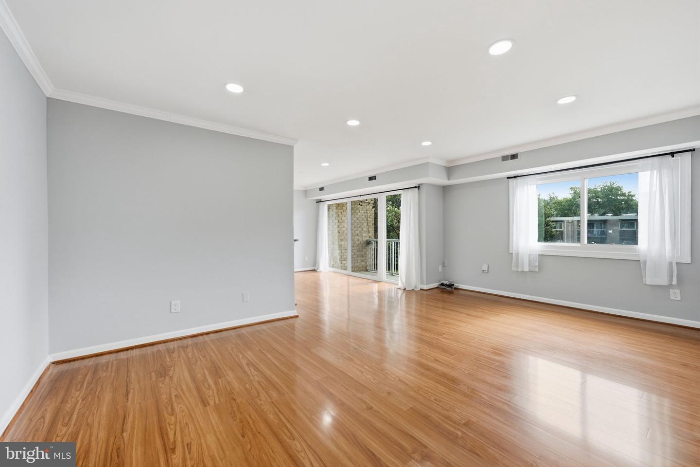 2901 Charing Cross Rd #11 — photo