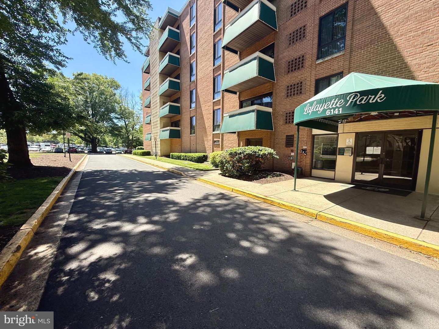 6141 Leesburg Pike #404 — photo