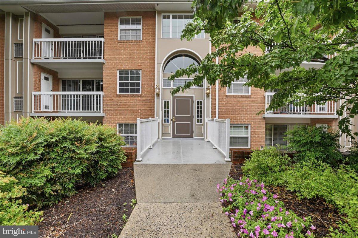 1923 Wilson Ln #201 — photo