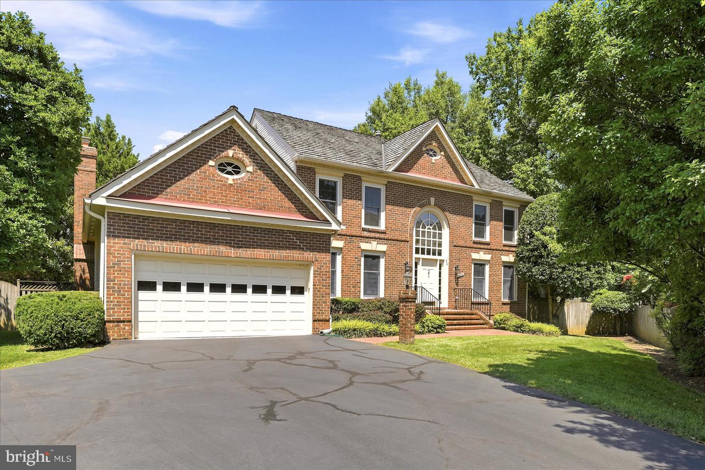 8814 Surrey Ct — photo