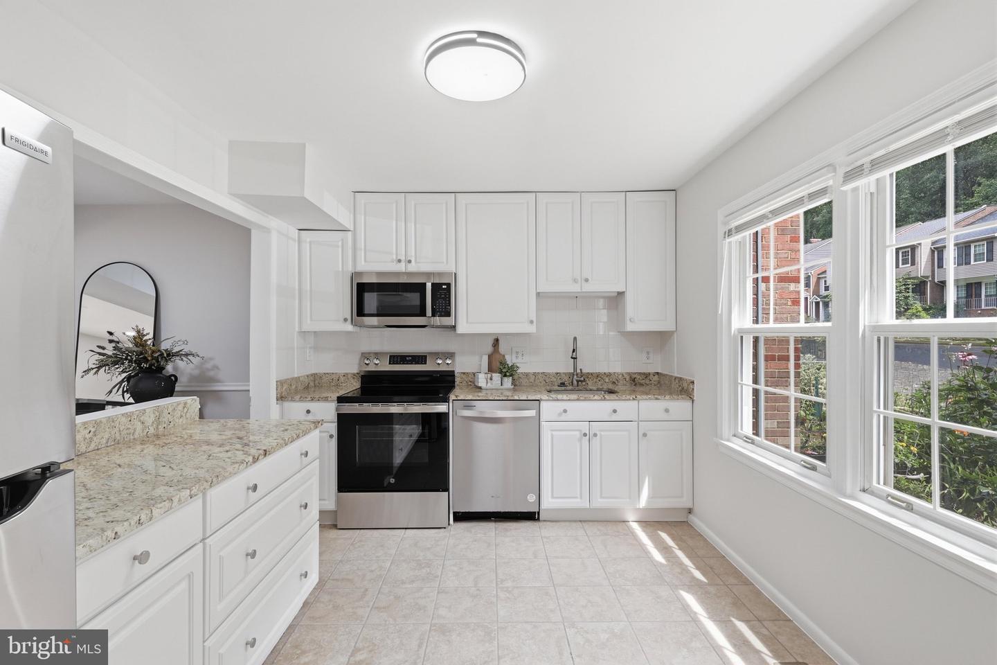 8398 Uxbridge Ct — photo