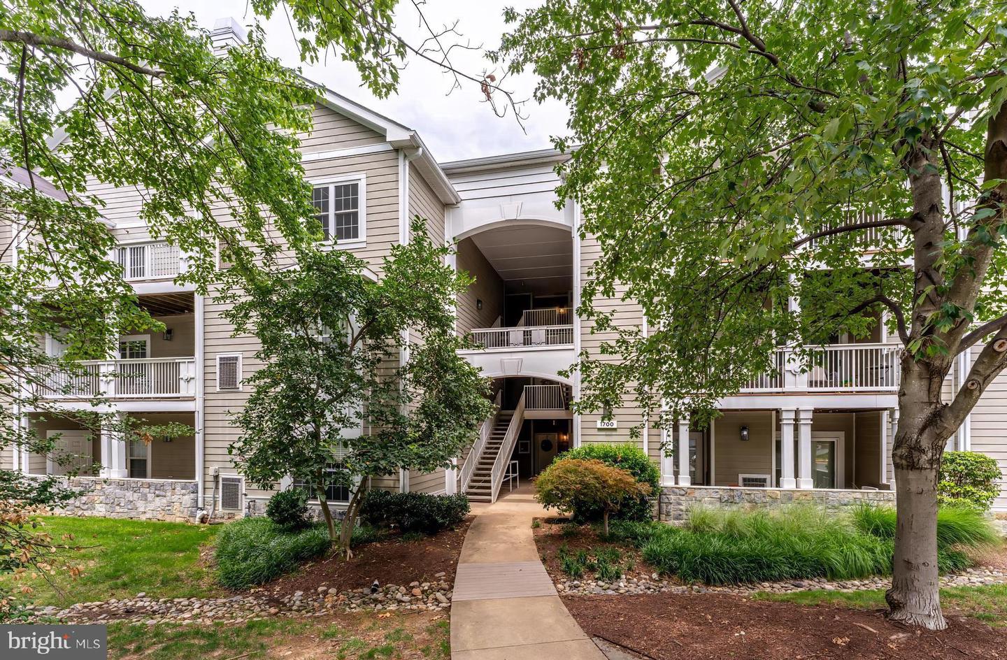 1700 Lake Shore Crest Dr #25 — photo