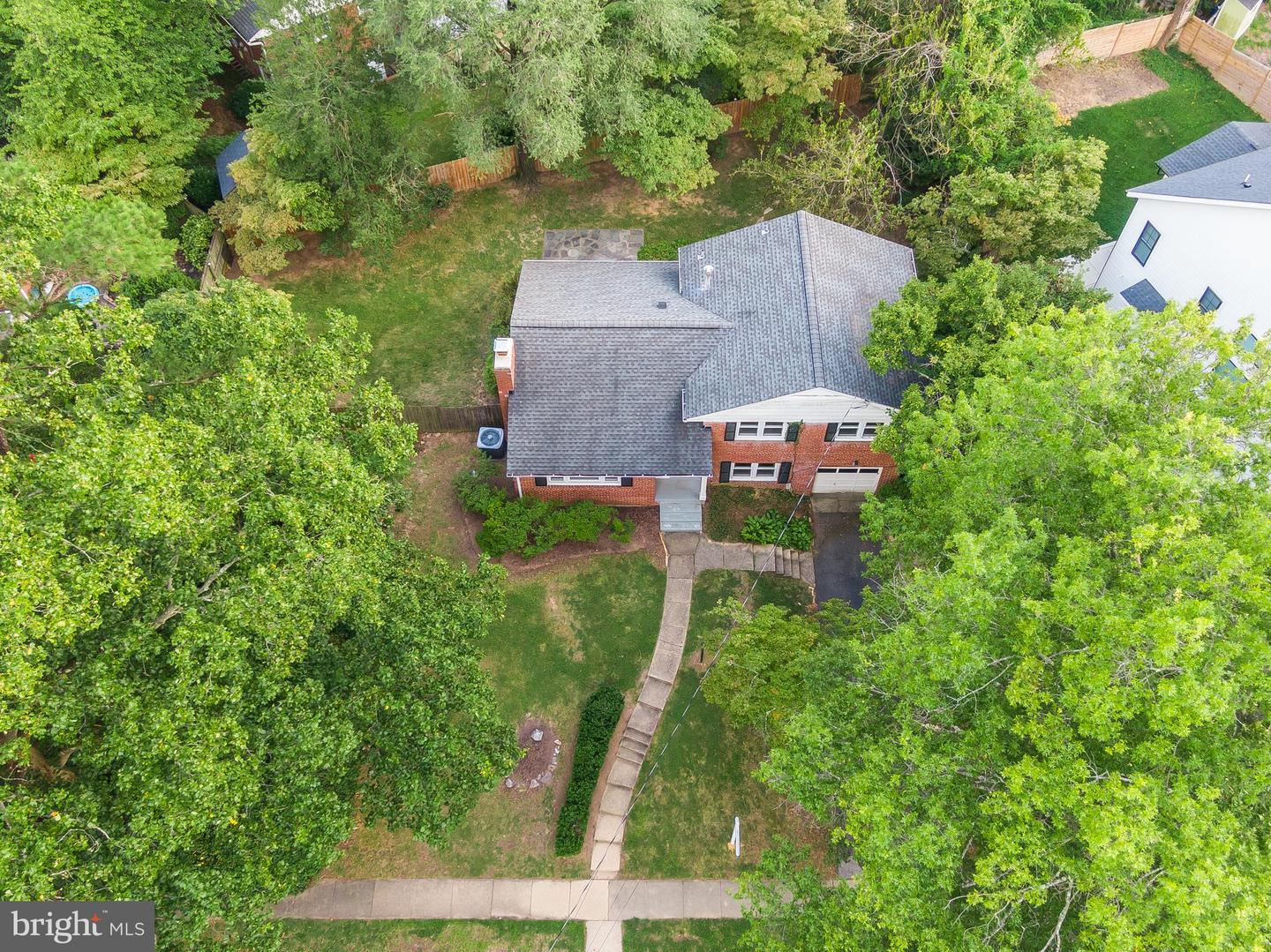 1323 Mayflower Dr — photo
