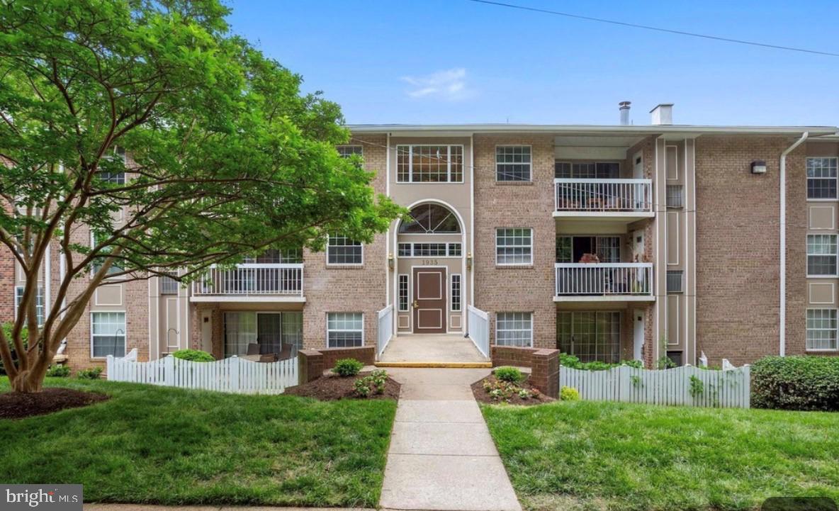 1935 Wilson Ln #301 — photo
