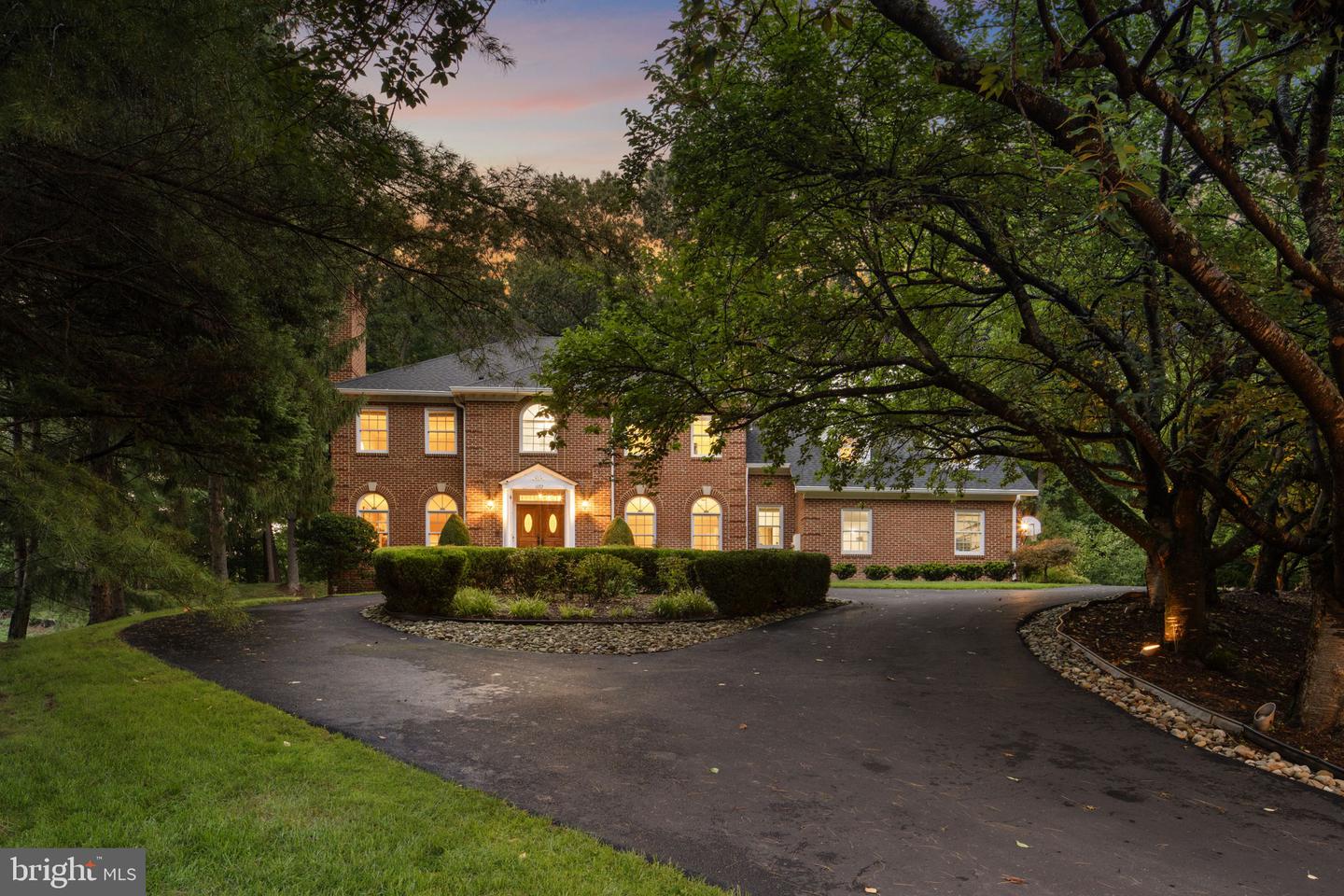 1172 Robindale Dr — photo