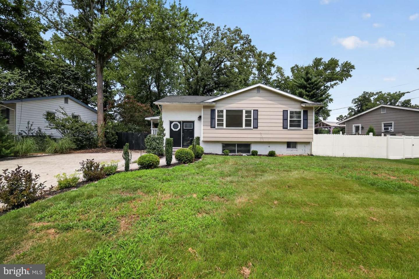 7608 Devries Dr — photo