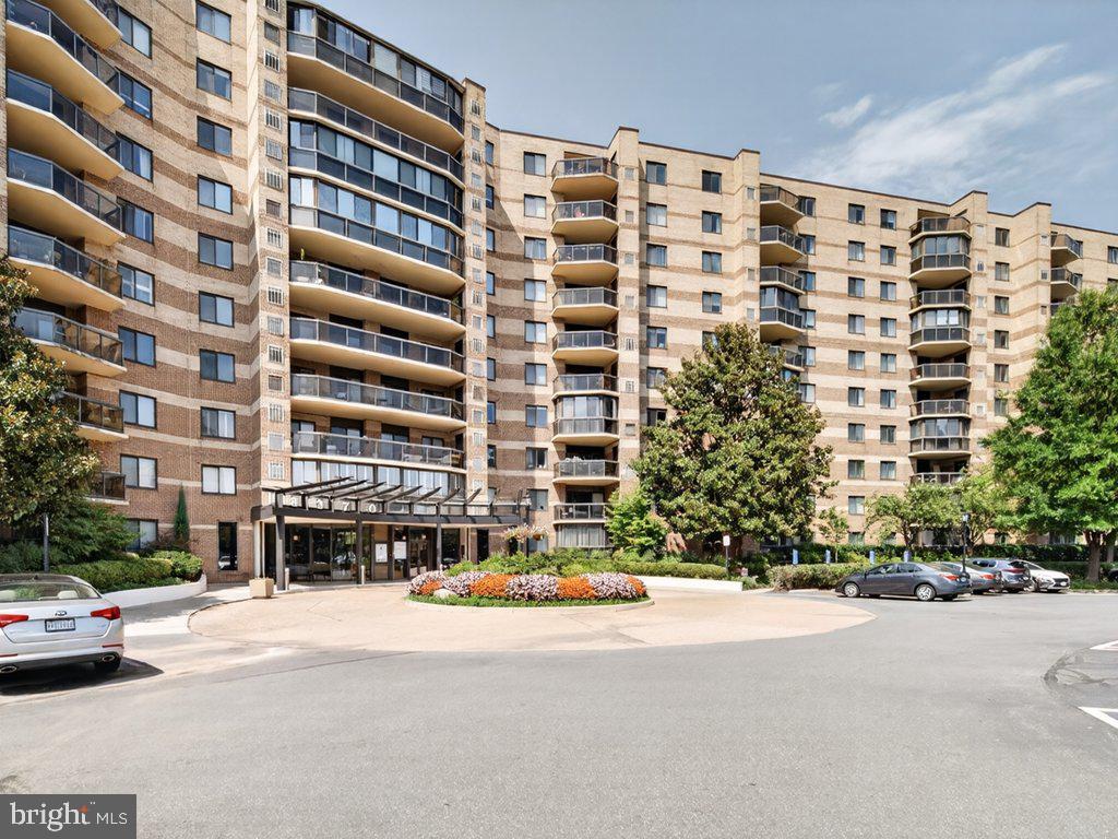 8370 Greensboro Dr #411 — photo