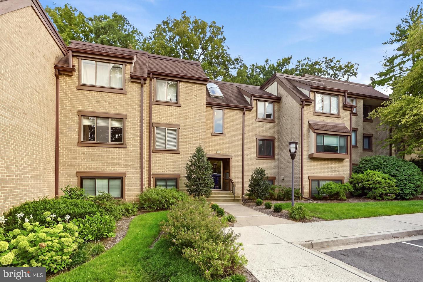 1643 Parkcrest Cir #301 — photo