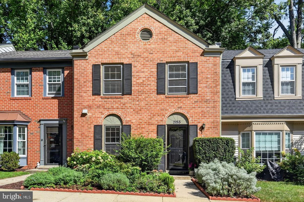 2155 Pond View Ct — photo