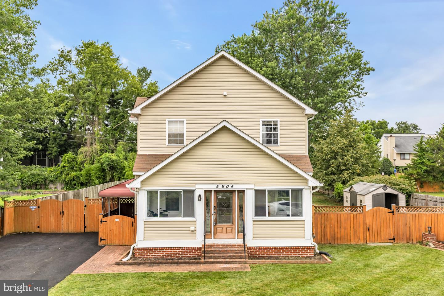 8604 Woodlawn Ct — photo