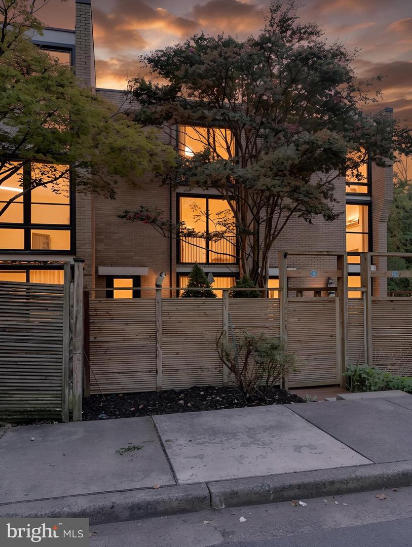 11475 Washington Plz W — photo