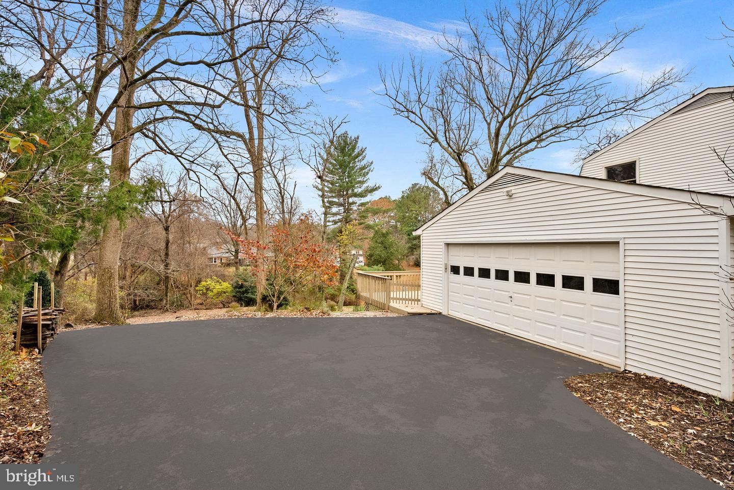 10207 Oxfordshire Rd — photo