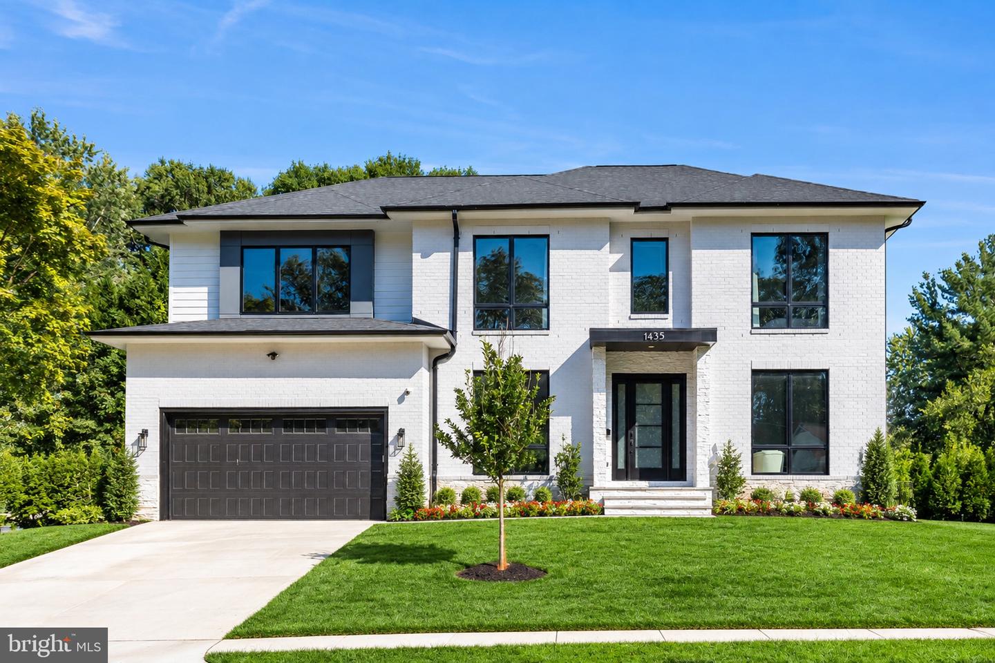 1435 Mayflower Dr — photo