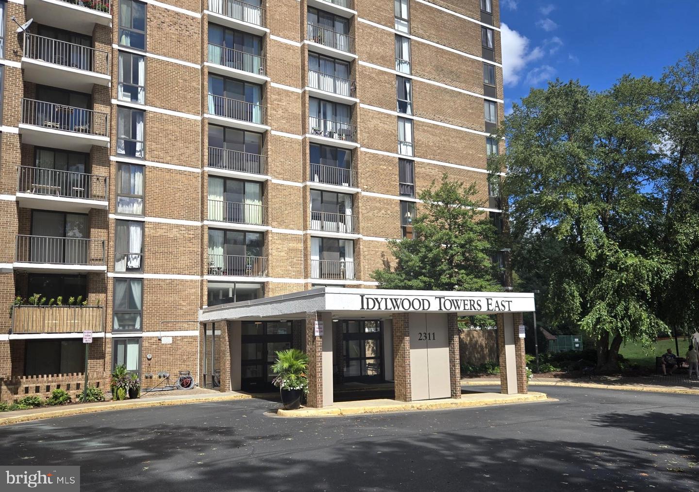 2311 Pimmit Dr #304 — photo