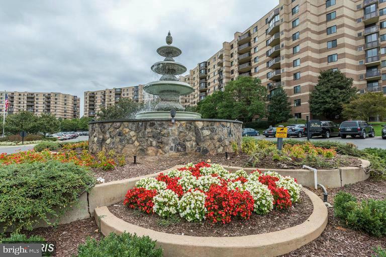 8370 Greensboro Dr #712 — photo
