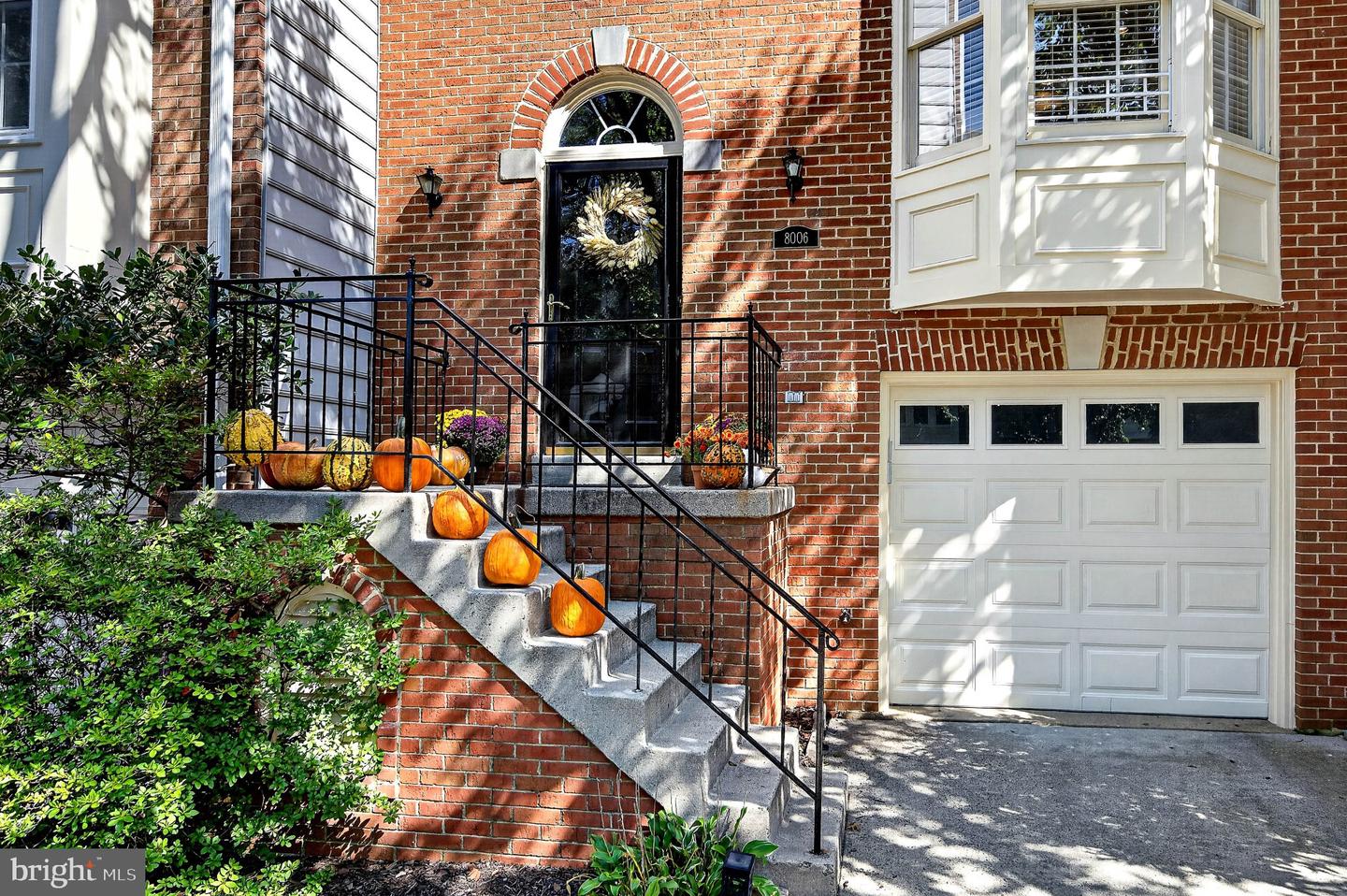 8006 Trevor Pl — photo