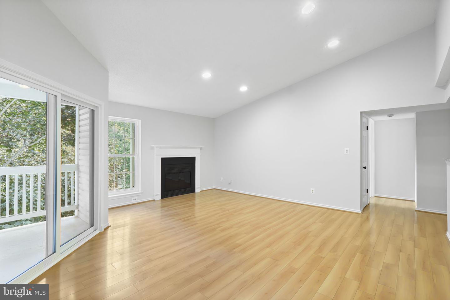 1525 Lincoln Way #304a — photo