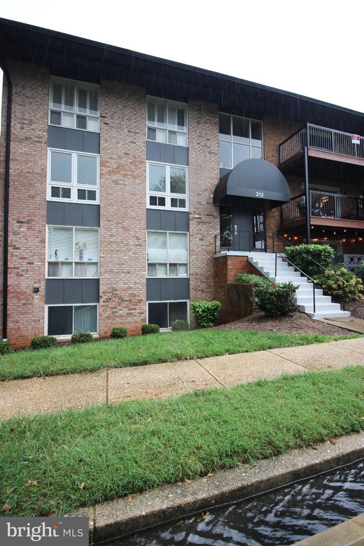 212 Locust St SE #106 — photo
