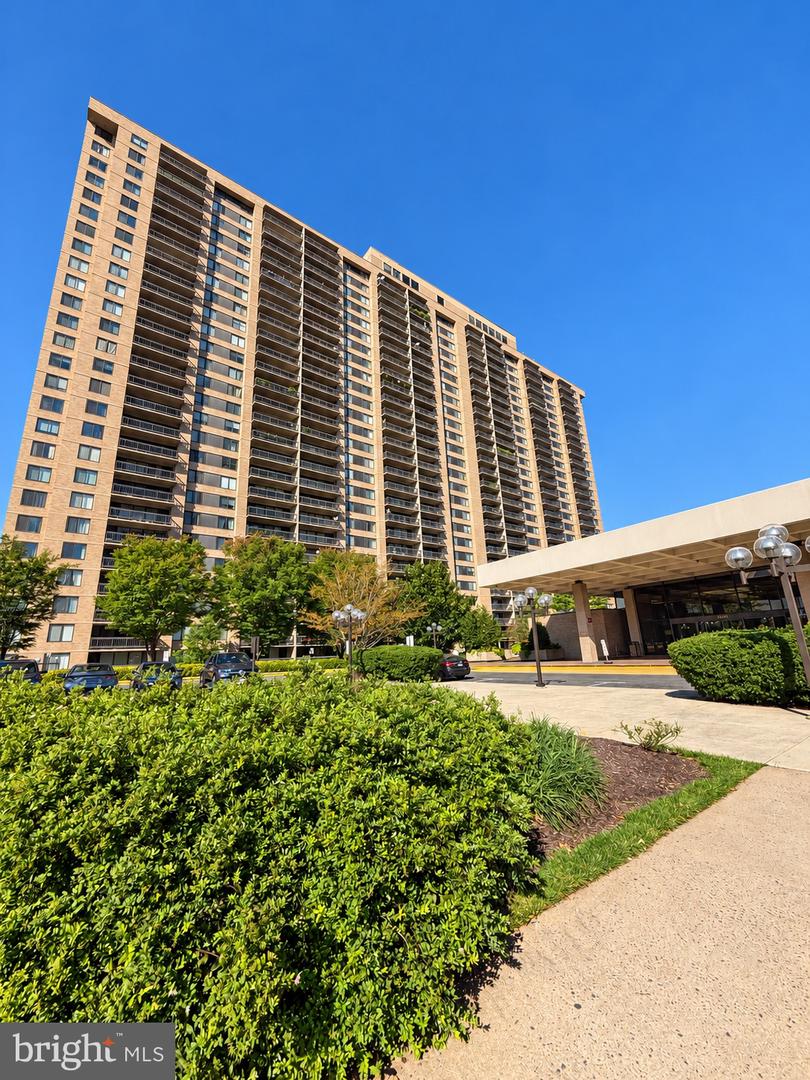 3701 S George Mason Dr #314-N — photo