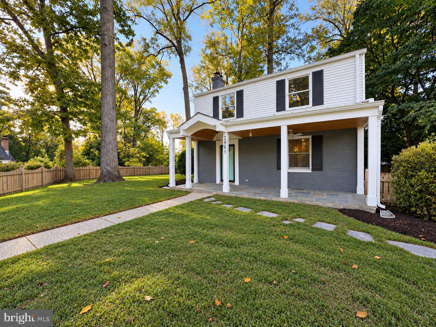 2901 Woodlawn Ave — photo