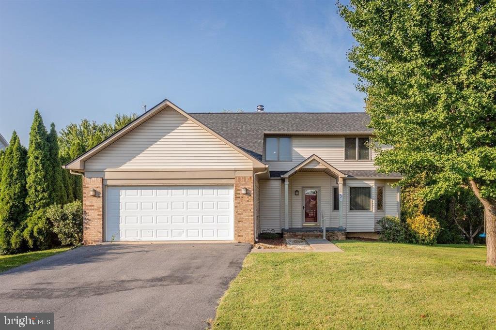 821 Honeysuckle Ln — photo