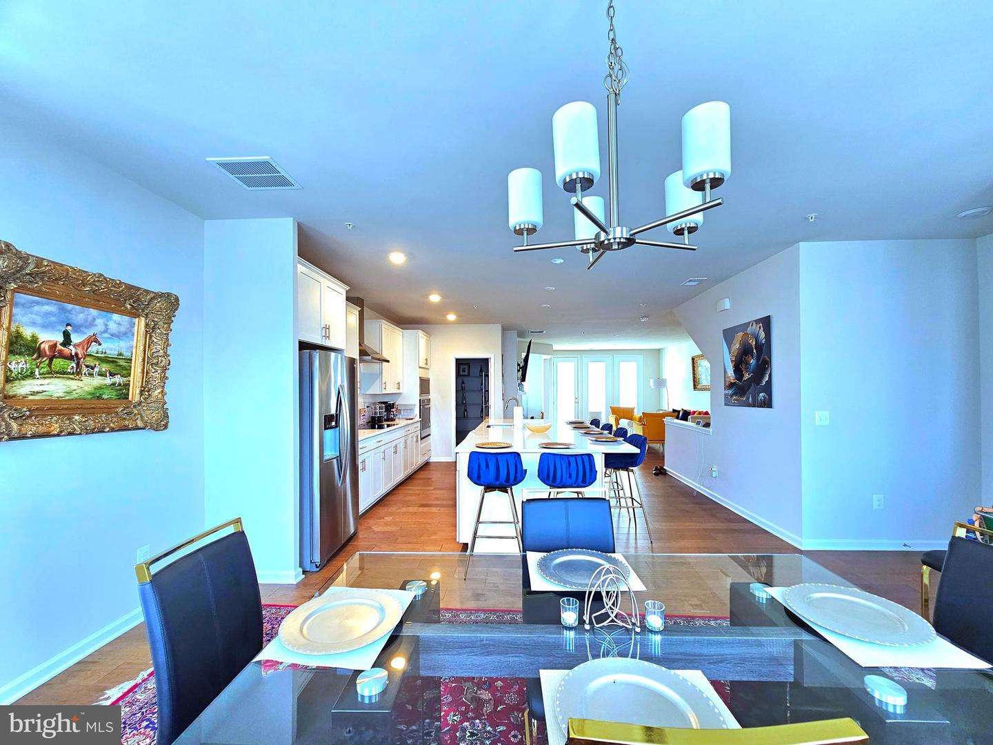 902 California Dr NE — photo