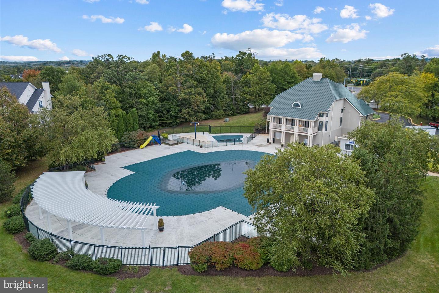 43250 Meadowood Ct — photo