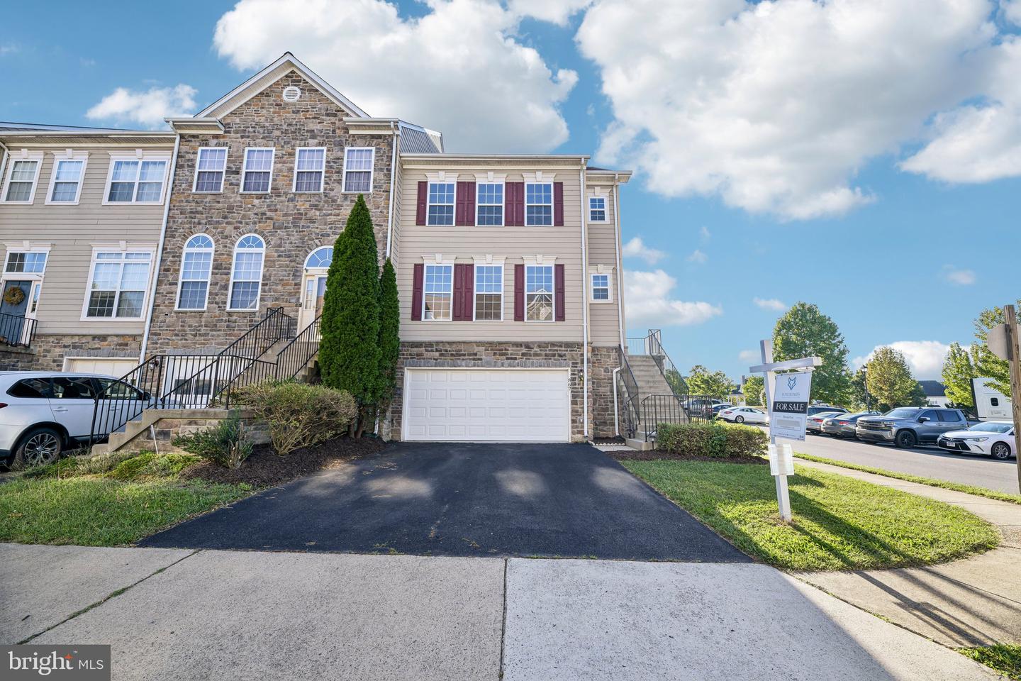 867 Stonefield Sq NE — photo