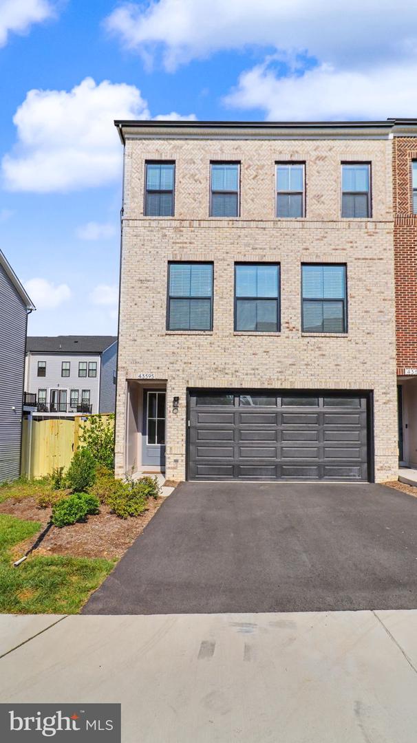 43595 Farringdon Sq — photo