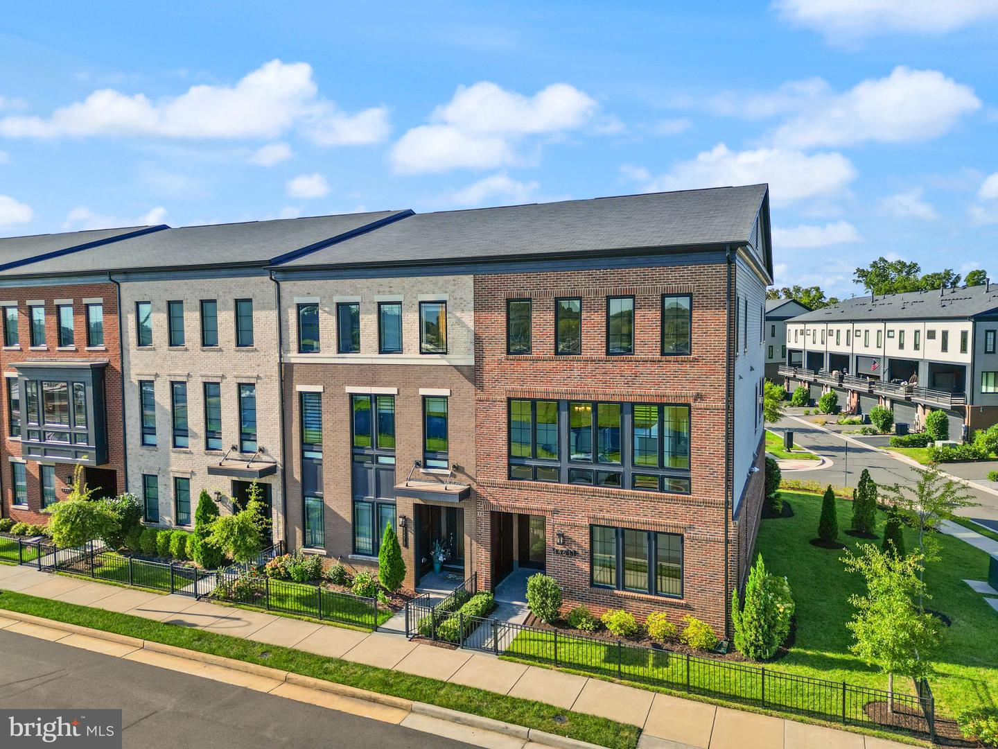 44611 Uptown Row Dr — photo