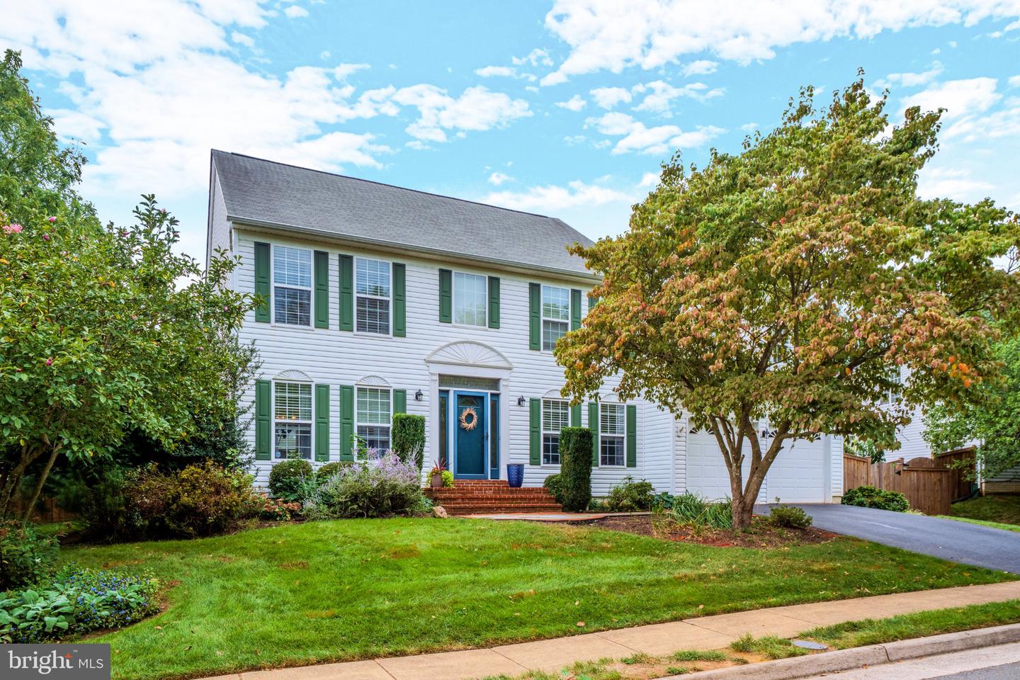 303 Oakcrest Manor Dr NE — photo
