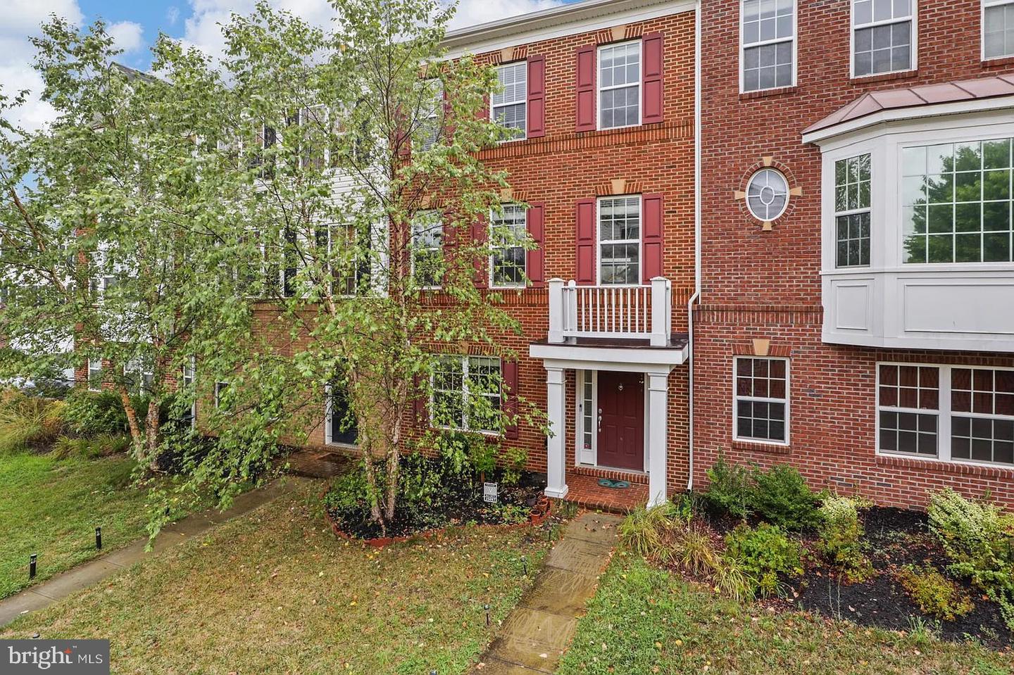25097 Croxley Green Sq — photo