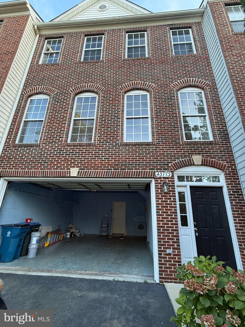 43773 Maison Blanc Sq — photo