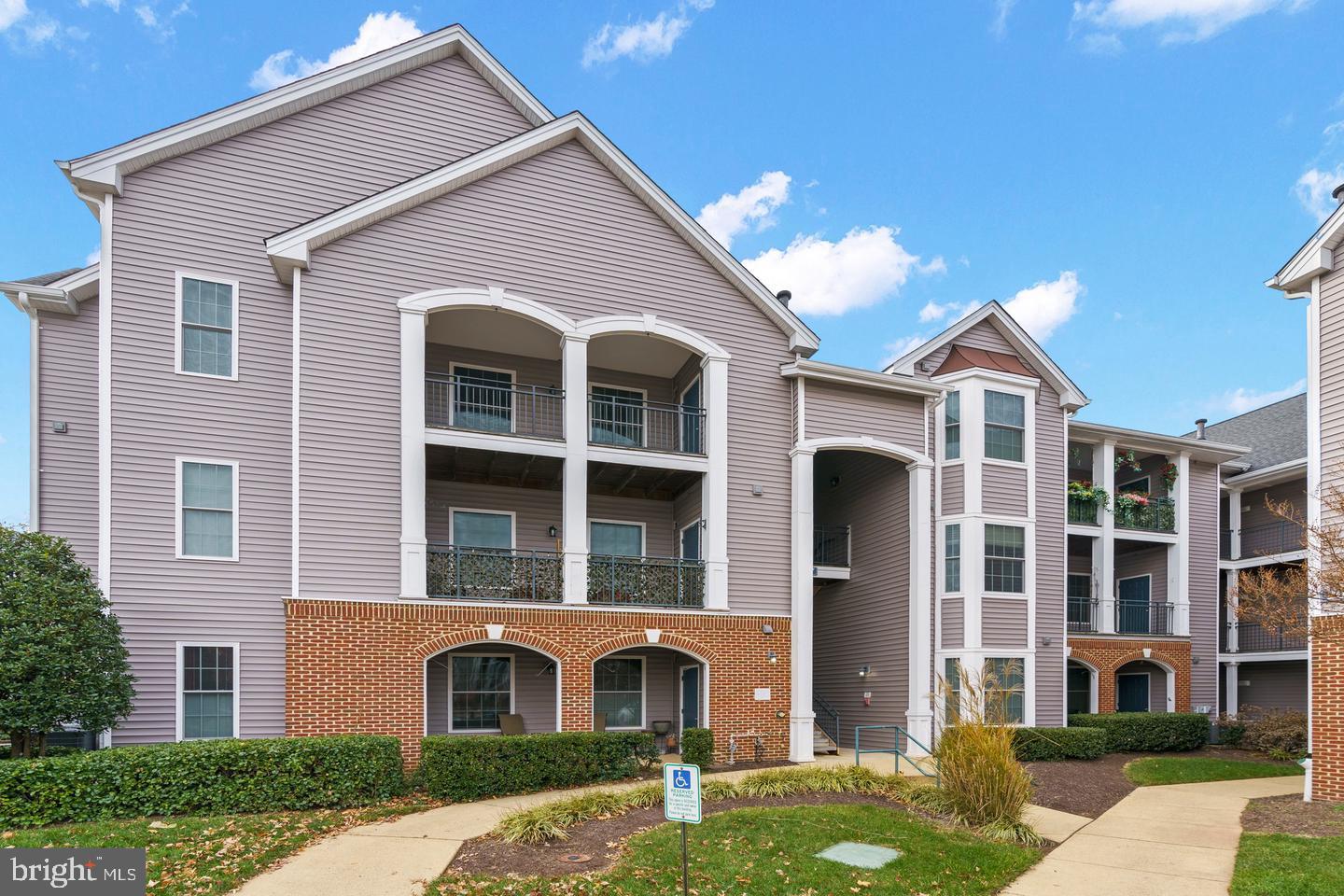 20447 Chesapeake Sq #201 — photo