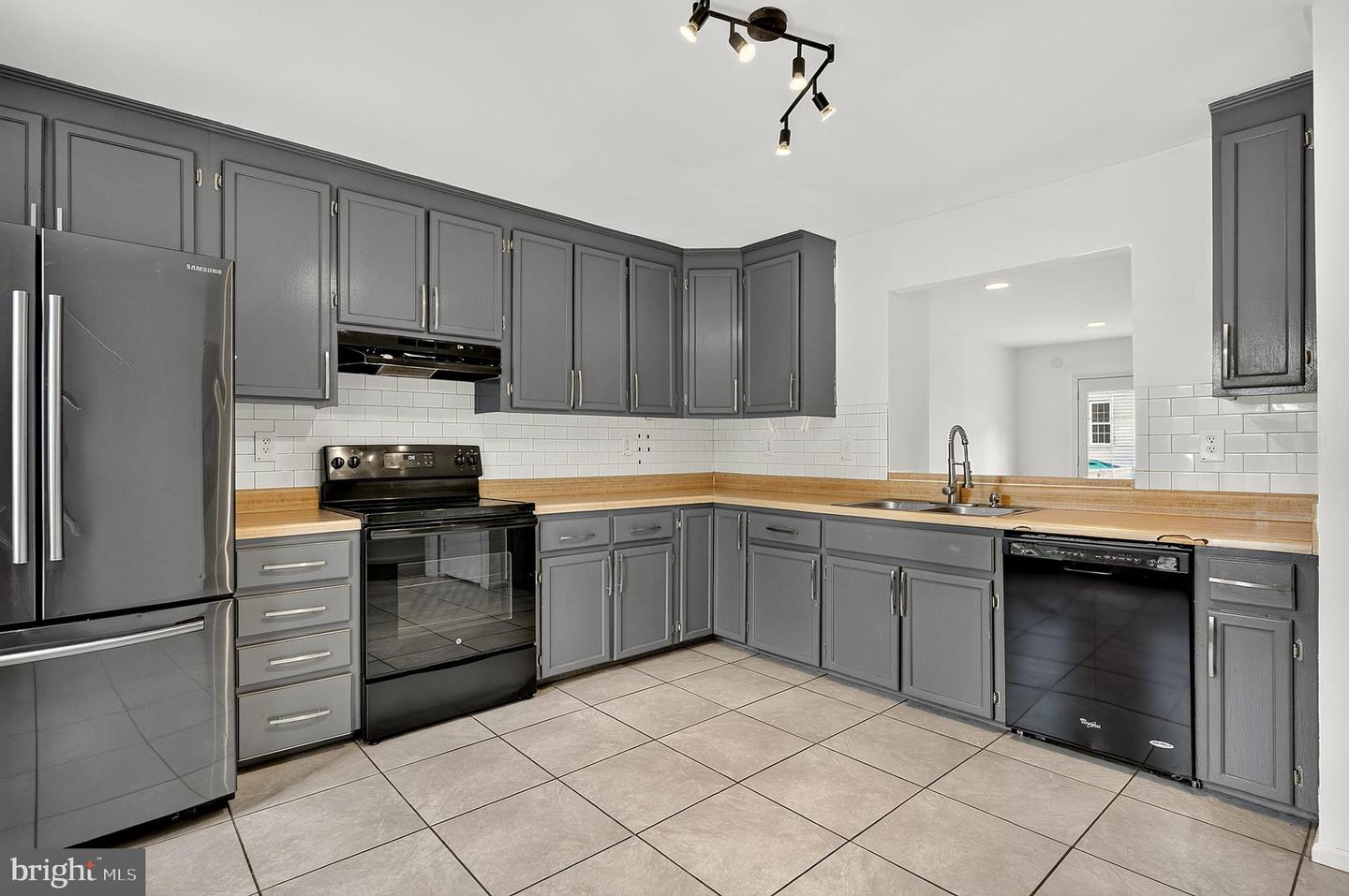 8490 Saddle Ct — photo
