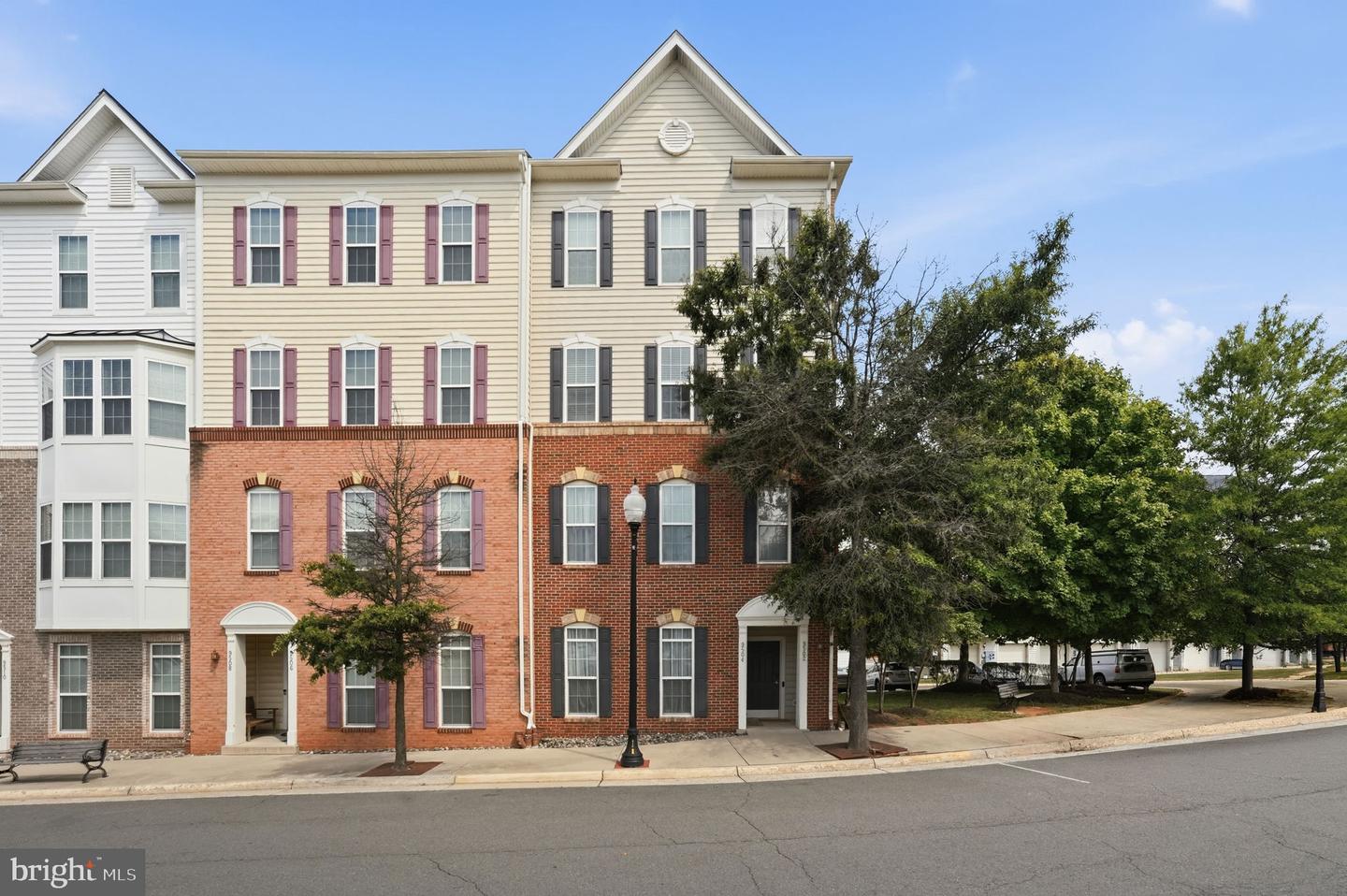 9504 Lee Ct — photo