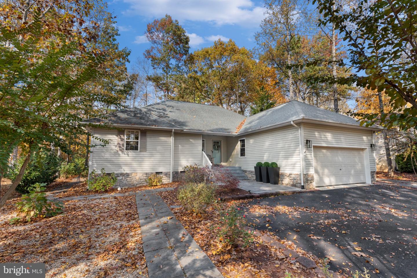 214 Monument Rd — photo