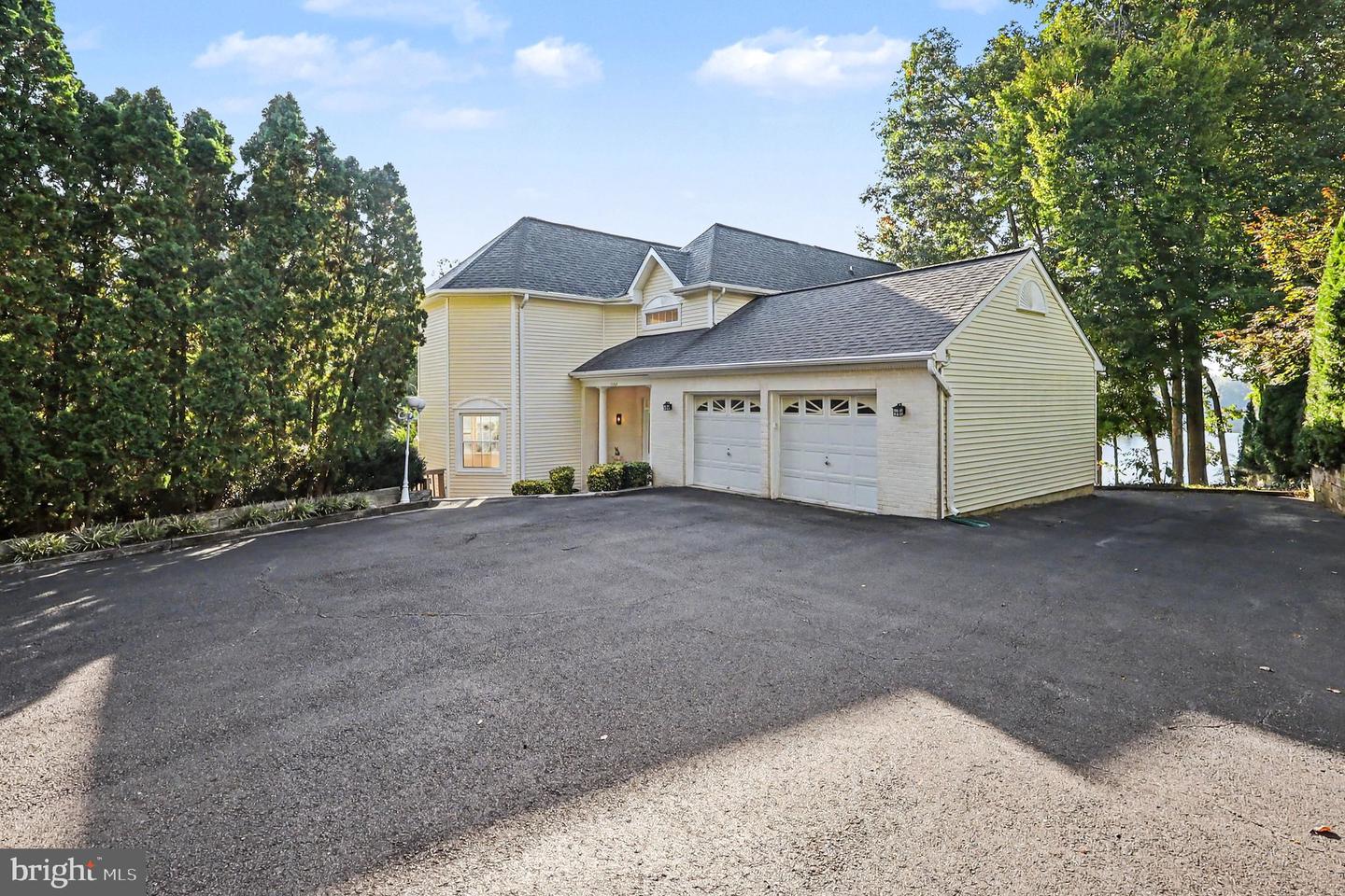15525 Yorktown Dr — photo