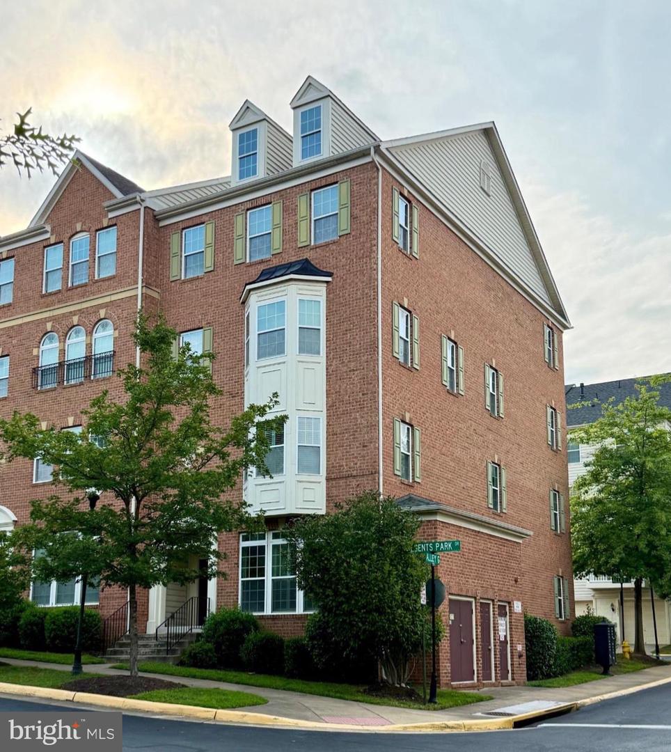 15272 Regents Park Dr #28 — photo