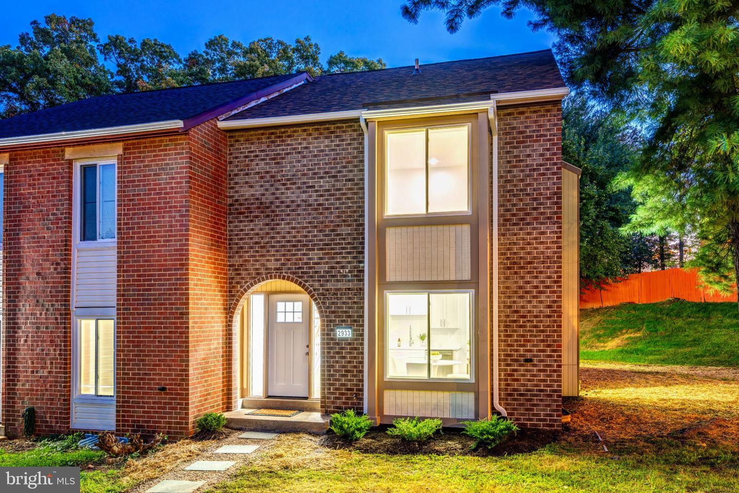 2933 Cambridge Dr — photo
